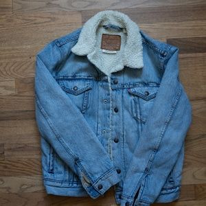 Levi's Denim Jacket with fuzzy collar and liner.